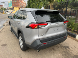 
										Toyota Rav 4 LE full									