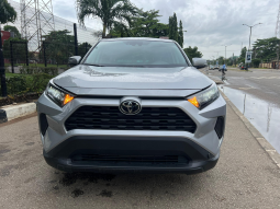 
										Toyota Rav 4 LE full									