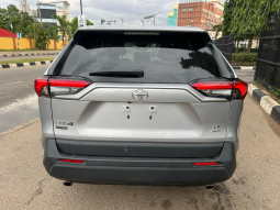 
										Toyota Rav 4 LE full									